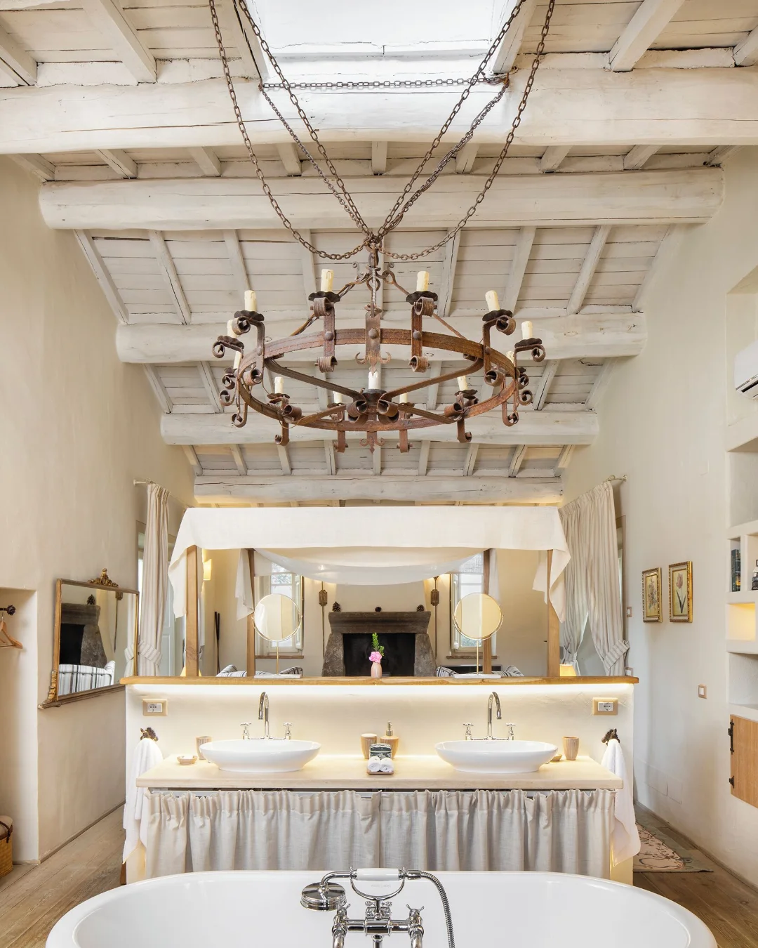 Lupaia, bathroom or bath