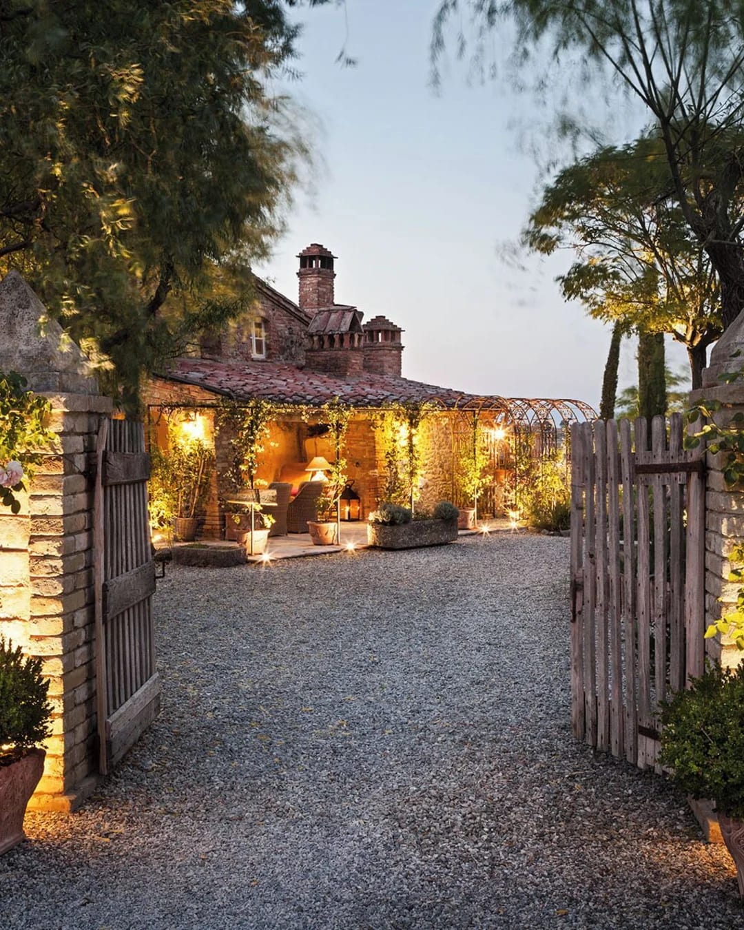 Lupaia, exterior or arrival